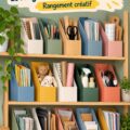 Porte-revues en bois décoratif dans un salon organisé